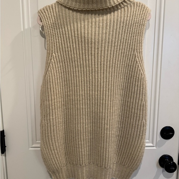 ASTR Sleeveless Sweater - Picture 3 of 4